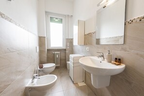 Dutxa, assecador de cabells, bidet i tovalloles