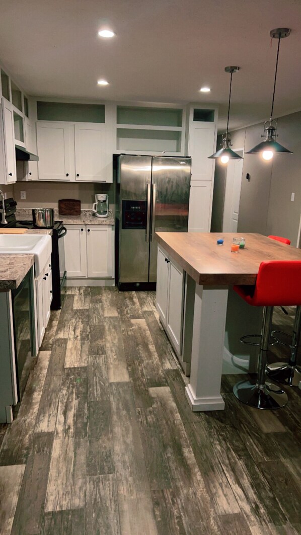 Fridge, oven, stovetop, coffee/tea maker