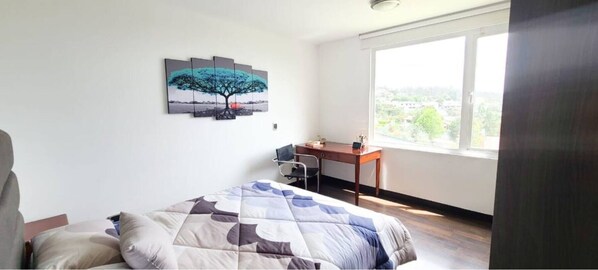 3 Schlafzimmer, Schreibtisch, Bügeleisen/Bügelbrett, WLAN