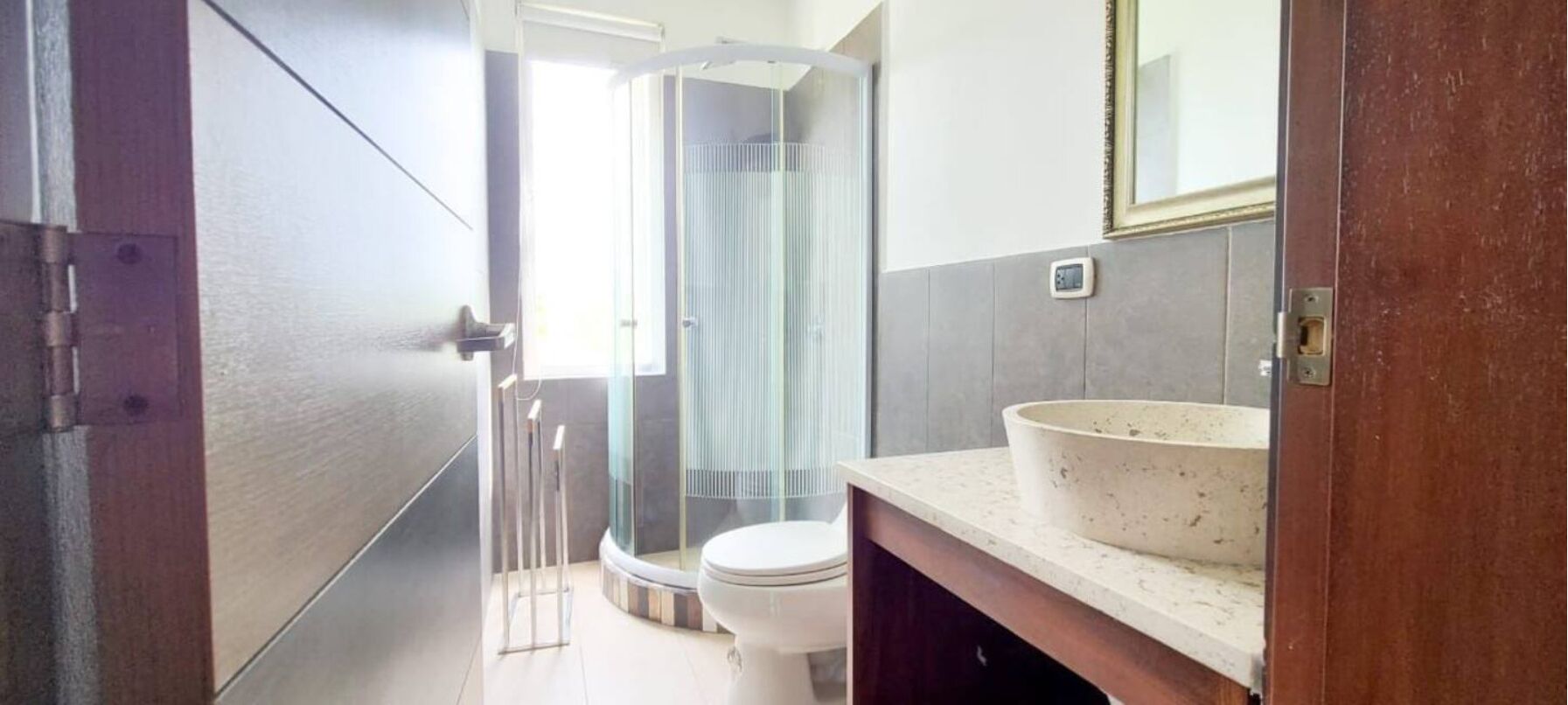 Douche, baignoire à jets, sèche-cheveux, serviettes fournies