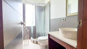 Douche, baignoire à jets, sèche-cheveux, serviettes fournies