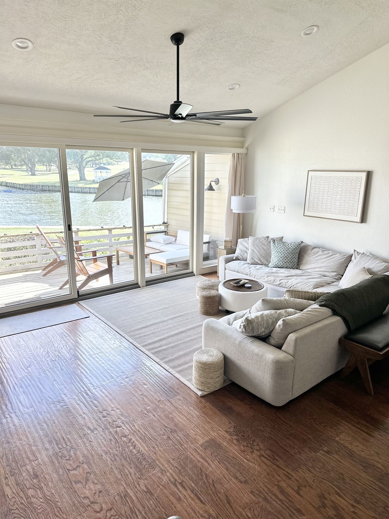 Smart TV, fireplace, books, stereo