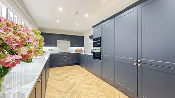 Rumah | Dapur pribadi | Lemari es, microwave, oven, dan kompor