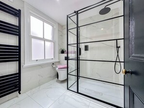 Maison | Salle de bain | Douche, serviettes fournies