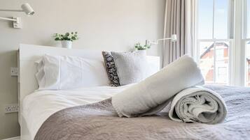 5 bedrooms, WiFi (free), bed sheets