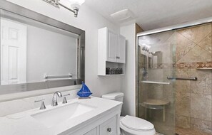 Dusche, Haartrockner, Handtücher, Seife