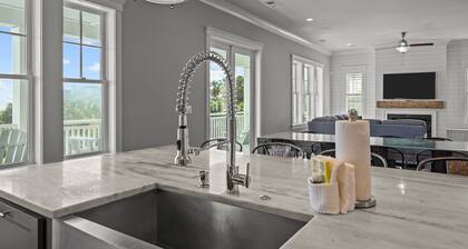 Beautiful Ocean Views w/ Pool and Elevator!