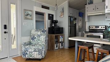 Bungalow, 2 Bedrooms, Kitchen | Private kitchen | Full-sized fridge, microwave, oven, stovetop