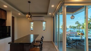 奢華公寓, 熱水浴缸, 海景 | 起居區 | 55-吋智慧型電視，提供數位頻道