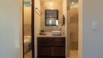 Luxury-Apartment, Whirlpool, Meerblick | Badezimmer | Haartrockner, Handtücher, Seife, Shampoo
