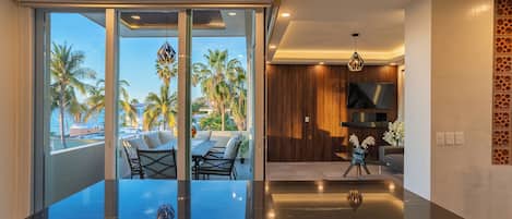 Luxe appartement, hot tub, uitzicht op zee | Woonruimte | Een 55-inch smart-tv met digitale zenders