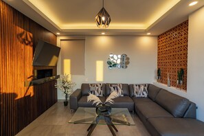 奢华公寓, 热水浴缸, 海景 | 起居区 | 55-英寸智能电视（配备数码频道）