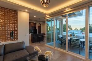 Appartement Luxe, bain à remous, vue mer | Coin séjour