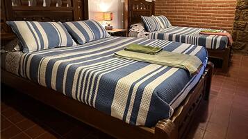 Neljän hengen perhehuone, patio, näköala puutarhaan | Ilmainen Wi-Fi, vuodevaatteet