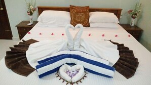デラックス トリプルルーム 1 ベッドルーム パティオ ガーデンビュー | セーフティボックス (室内)、デスク、防音設備、アイロン / アイロン台