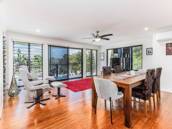 Apartment, 3 Bedrooms | In-room dining