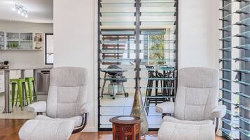 Apartamento, 3 quartos | Área de estar | Smart TV 55 polegadas com canais digitais, Netflix