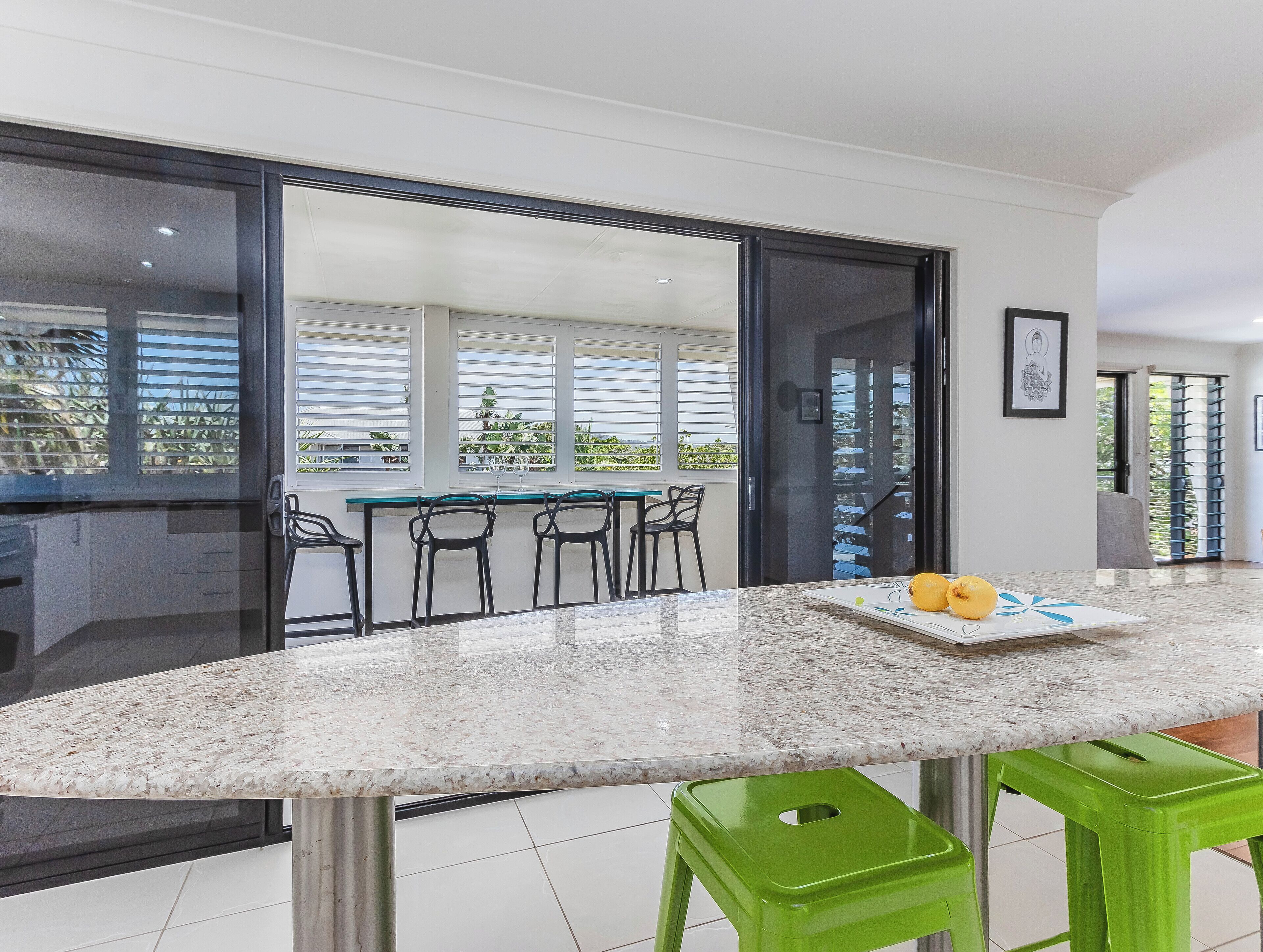 Apartamento, 3 quartos | Cozinha privada | Chaleira elétrica, torradeira, mesas de jantar