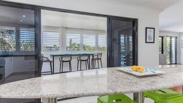 Apartamento, 3 quartos | Cozinha privada | Chaleira elétrica, torradeira, mesas de jantar