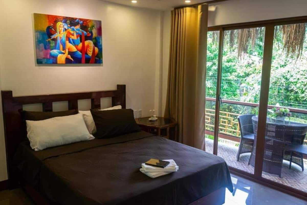 Deluxe Room, Balcony, Mountain View | Desk, laptop workspace, soundproofing, WiFi (free)