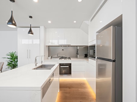 The Nancy Bondi | Private kitchen | Full-size fridge, microwave, oven, stovetop