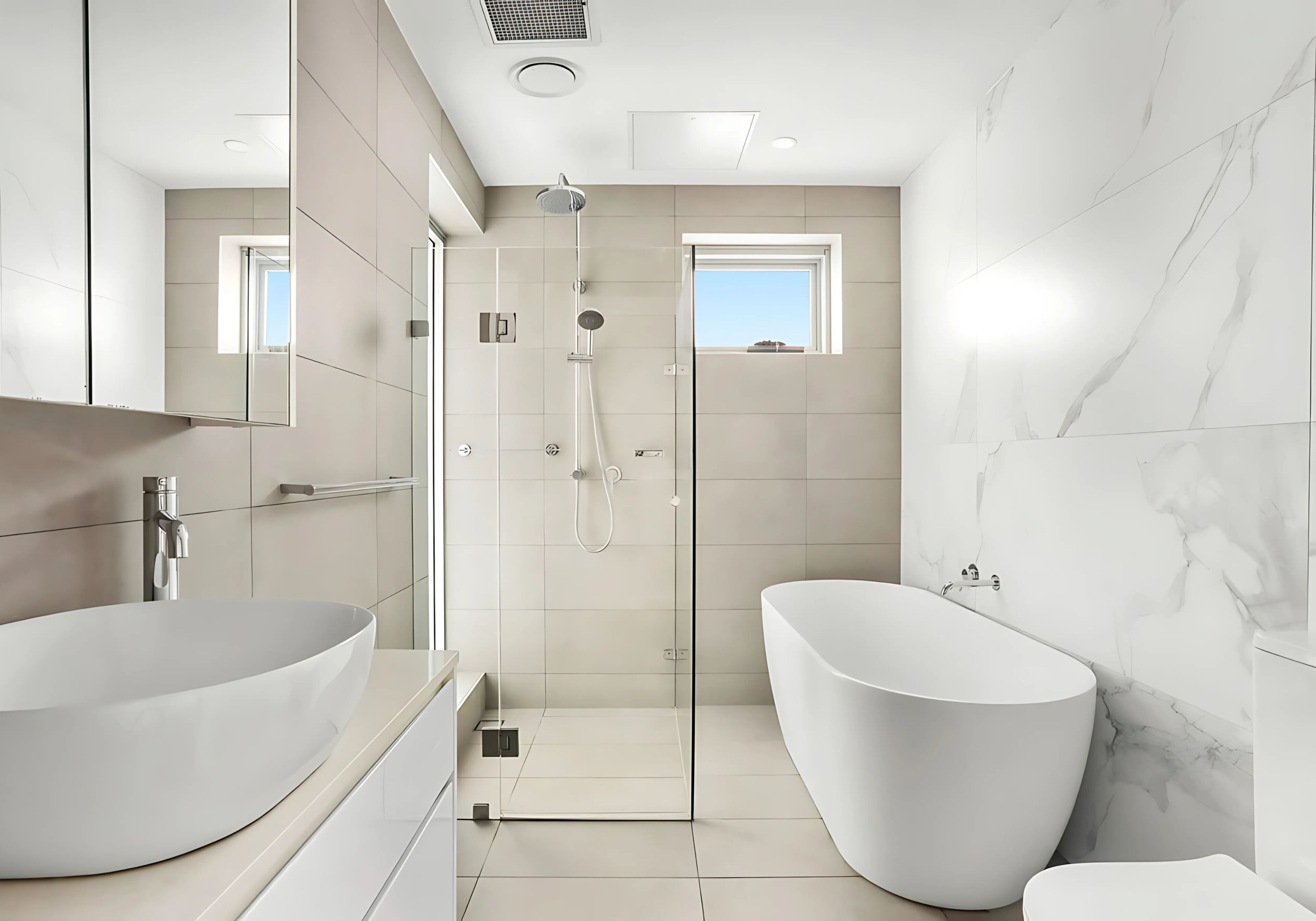Een moderne badkamer met een vrijstaand bad, een douche met glazen wanden en een grote spiegel.