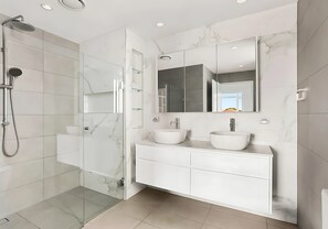 Deluxe huis, niet-roken | Badkamer | Een regendouche, gratis toiletartikelen, een haardroger, handdoeken