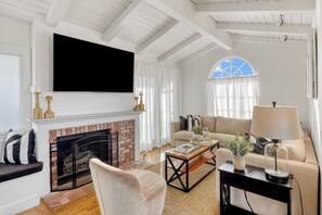 Interior - Twin Dolphins by Avantstay Steps to Beach Deck (Newport Beach)