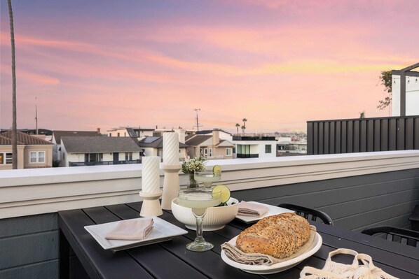 Interior - Twin Dolphins by Avantstay Steps to Beach Deck (Newport Beach)