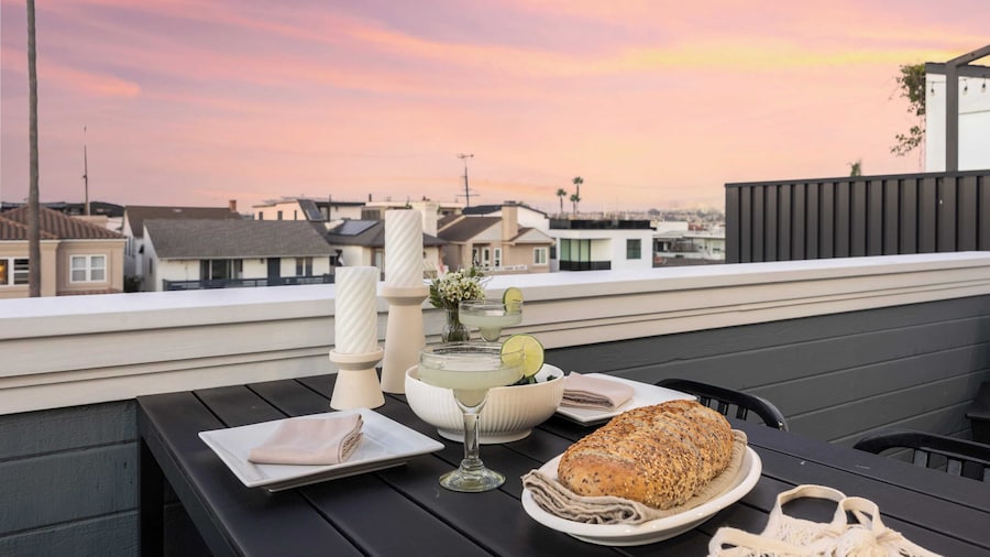 Twin Dolphins by Avantstay Steps to Beach Deck