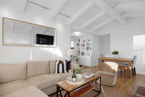 Interior - Twin Dolphins by Avantstay Steps to Beach Deck (Newport Beach)