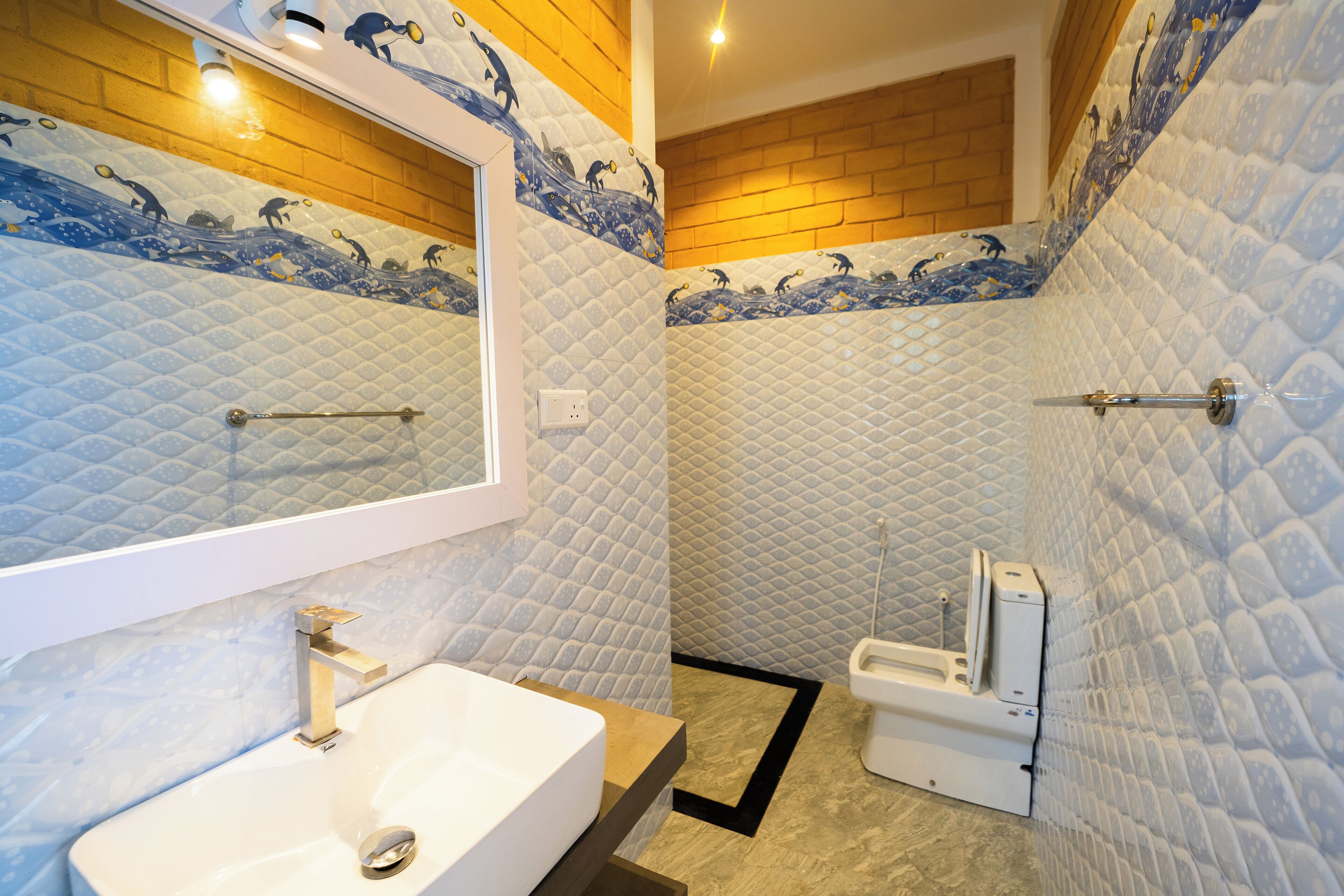 Un baño con un espejo grande, un lavamanos y una zona de ducha.