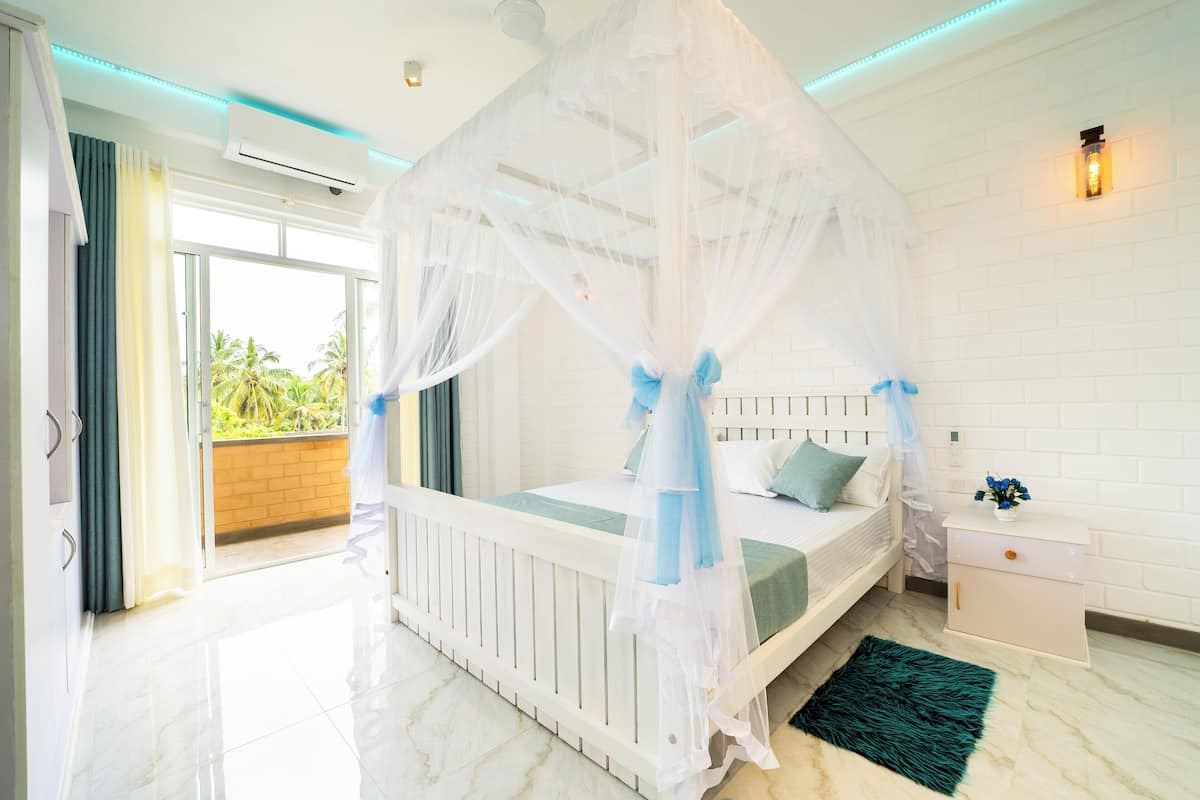 Ropa de cama de alta calidad, minibar, muebles diferentes y escritorio