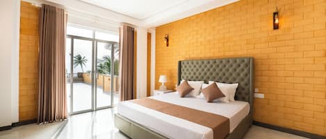 高級寝具、ミニバー、客室ごとに異なるインテリア、デスク