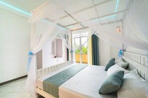 Superior-Studiosuite, Meerblick | Hochwertige Bettwaren, Minibar, individuell eingerichtet, Schreibtisch