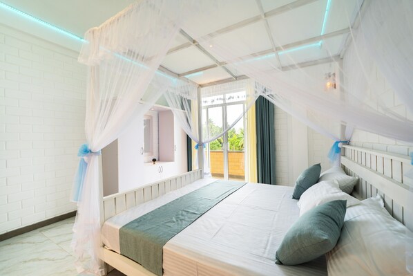 Ropa de cama de alta calidad, minibar, muebles diferentes y escritorio 