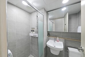 Studio, nhiều giường, không hút thuốc, bếp nhỏ | Phòng tắm | Buồng tắm vòi sen, máy sấy tóc, dép đi trong nhà, khăn tắm 