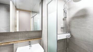 Tomannsrom, ikke-røyk, tekjøkken | Bad | Dusj, hårføner, tøfler og håndklær