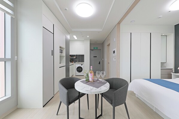 Suite, 1 King Bed, Non Smoking, Kitchenette | In-room dining - ElMomento Sasang (Busan)