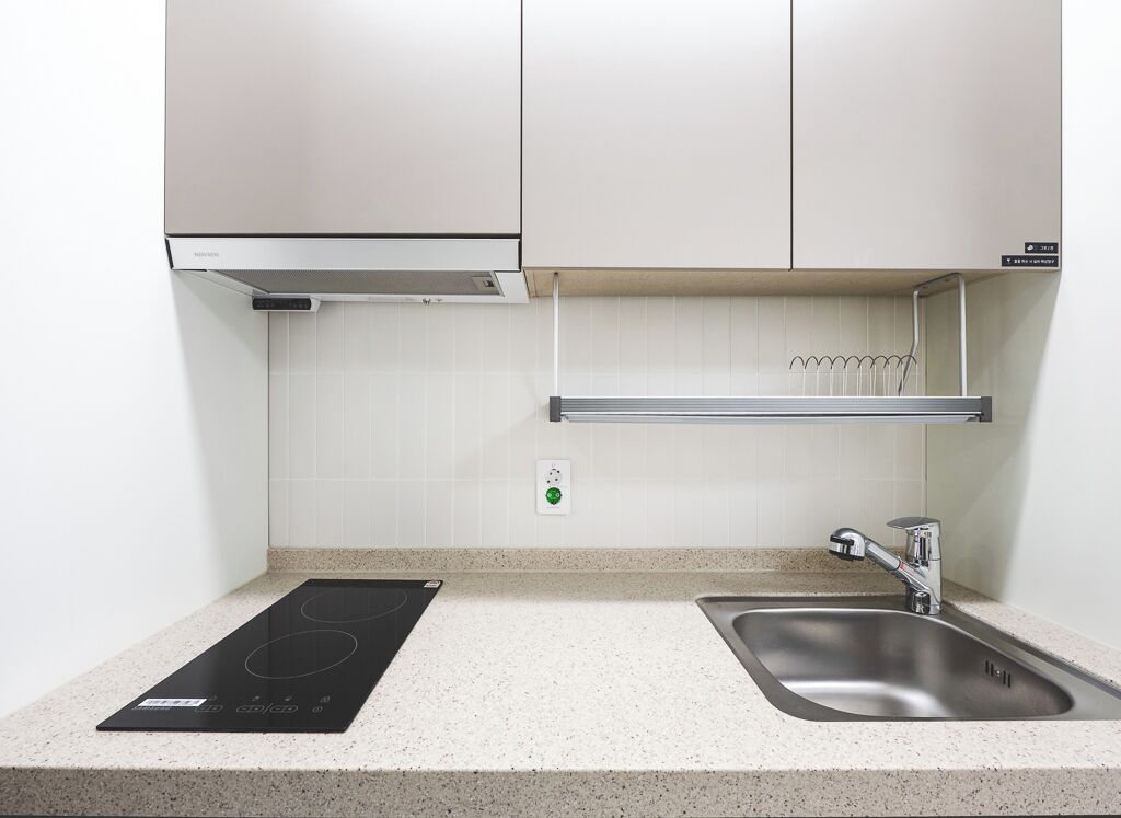 Studio, Multiple Beds, Non Smoking, Kitchenette | Private kitchen | Full-sized fridge, microwave, stovetop, cookware/dishes/utensils