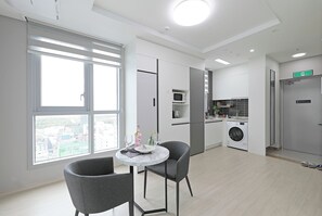 Suite, 1 King Bed, Non Smoking, Kitchenette | In-room dining