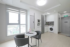 Suite, 1 King Bed, Non Smoking, Kitchenette | In-room dining