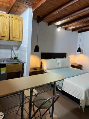 Desk, laptop workspace, free WiFi - Habitacion monarca - adosada (Guatapé)