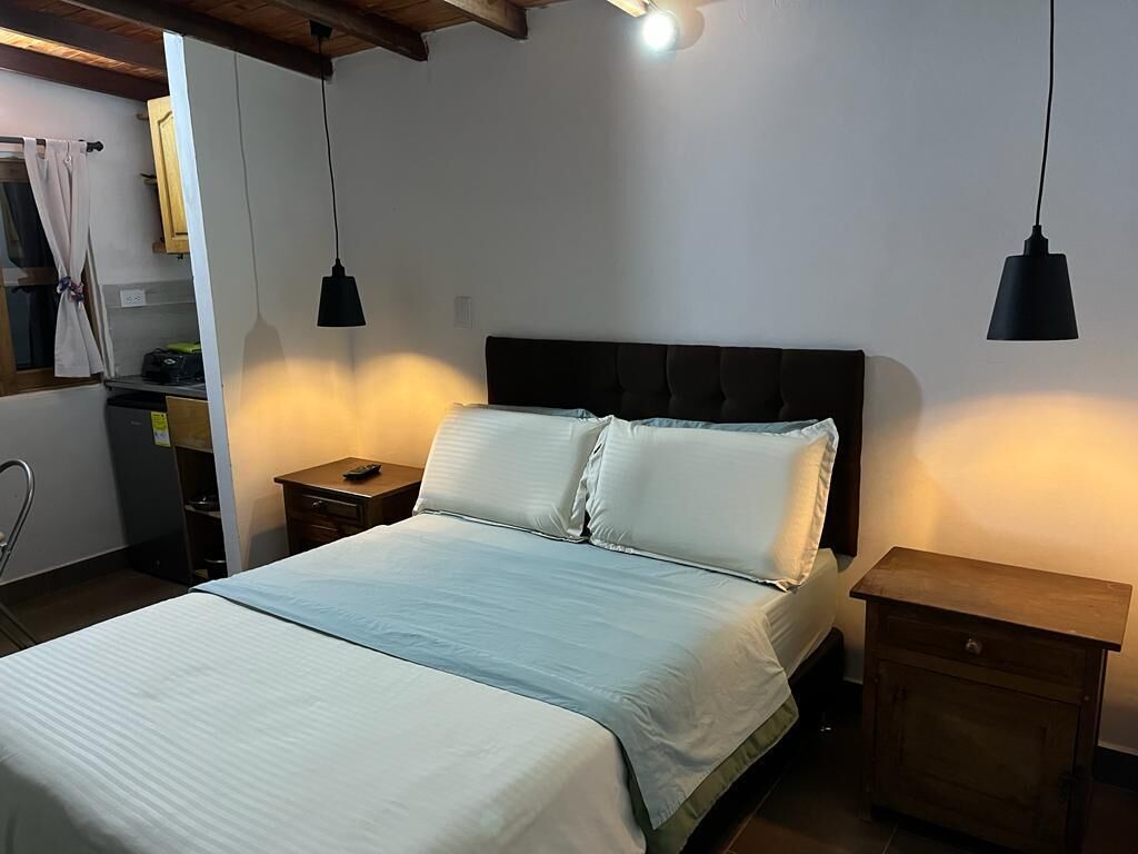 Escritorio, espacio para trabajar con laptop y wifi gratis 