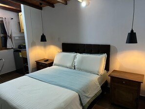 Bureau, espace de travail pour ordinateur portable, Wi-Fi gratuit