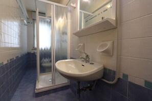 Apartment (Ferienwohnung mit Pool und Klimaanlag) | Bathroom