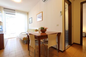 Apartment (Ferienwohnung mit Pool und Klimaanlag) | Dining