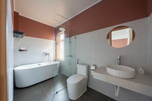 Deluxe Double Room, Balcony, City View | Bathroom | Hair dryer, slippers, towels, soap - JOY.ur Home  (Ninh Bình)