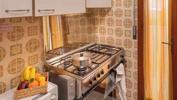 Apartment (Ferienwohnung mit Terrasse und Pool () | Private kitchen