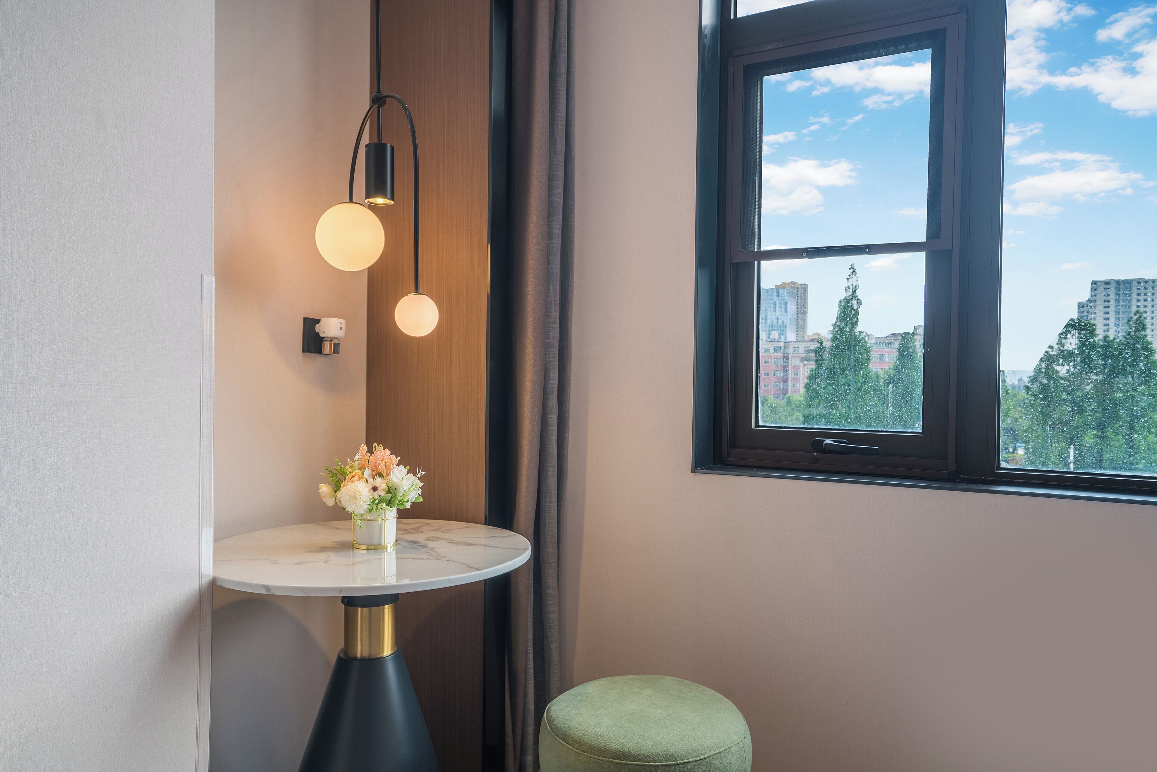 Cubrecamas, espacio para trabajar con laptop y cortinas blackout 